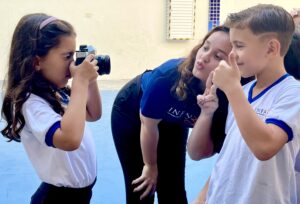 Educação respeitosa. Crianças felizes na escola.